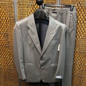 9932 Men's Gray Suit Dillards Size 39R Coat 32 Pants Yves Saint Laurent